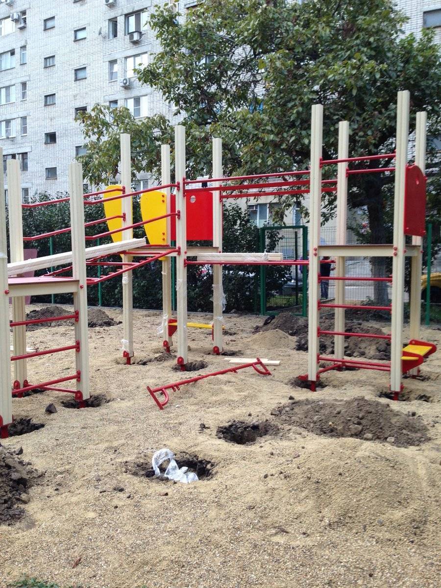 Кто должен устанавливать детские площадки во дворе многоэтажного дома, санпин + фото