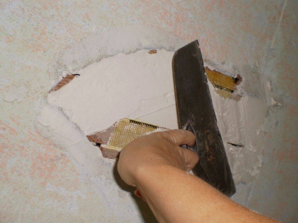Заделка трещин. Перетирка швов ПГП. Оштукатуривание трещин. Трещина на штукатурке на стене. Расшивка трещин в штукатурке.