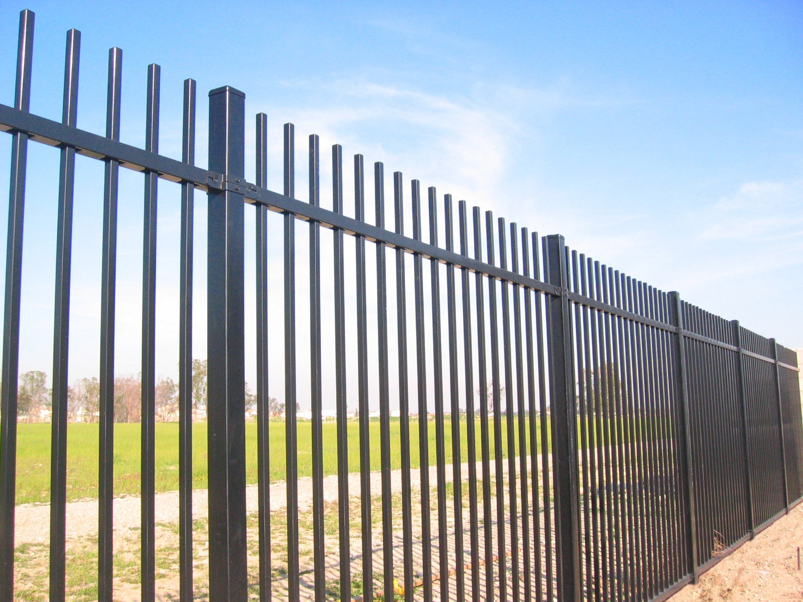 Купить металл на забор. Сварной забор из профильной трубы 2500х2500 направляющие 40х20. Стальной забор. Забор из профильной трубы. Забор металлический сварной.