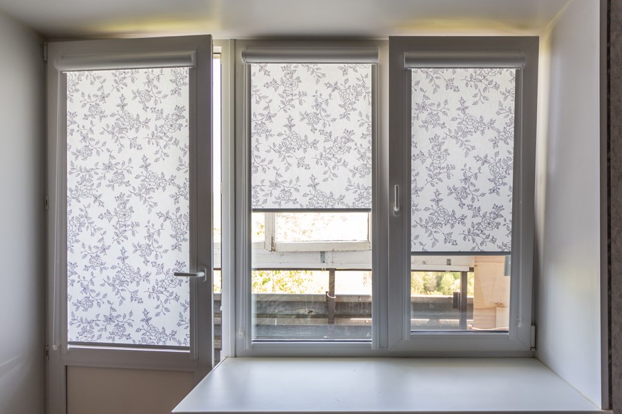 Рулонные шторы на балконе: как крепить на дверь и раздвижные окна - дивангуру