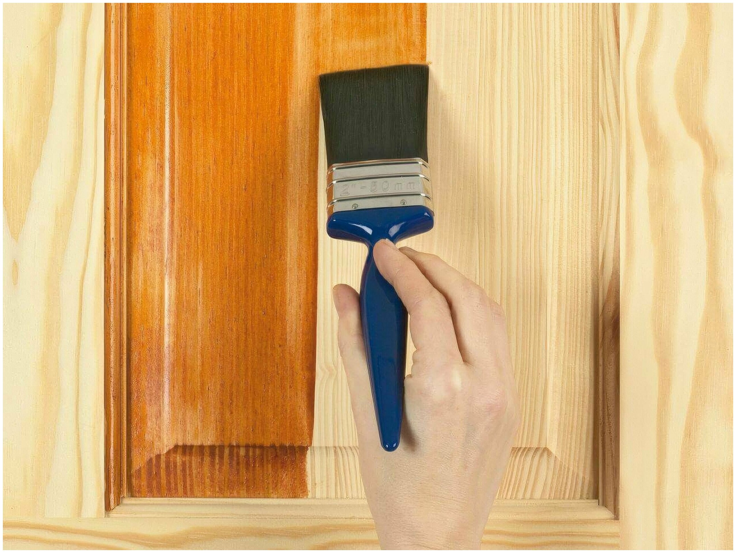 Чем можно покрасить дерево. Краска для деревянных дверей. Краска для деревянных дверей межкомнатных. Окрашивание деревянных дверей. Окрашенная деревянная дверь.