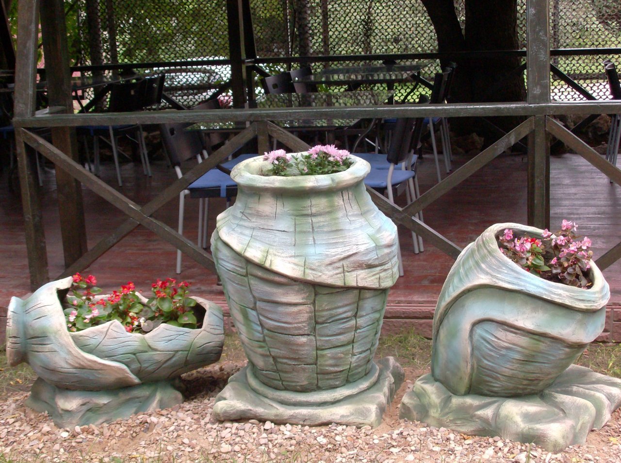 Сделать вазоны для сада. Изделия из бетона для сада. Изделия из цемента для сада. Уличные вазы для дачи. Цементные вазы для сада.